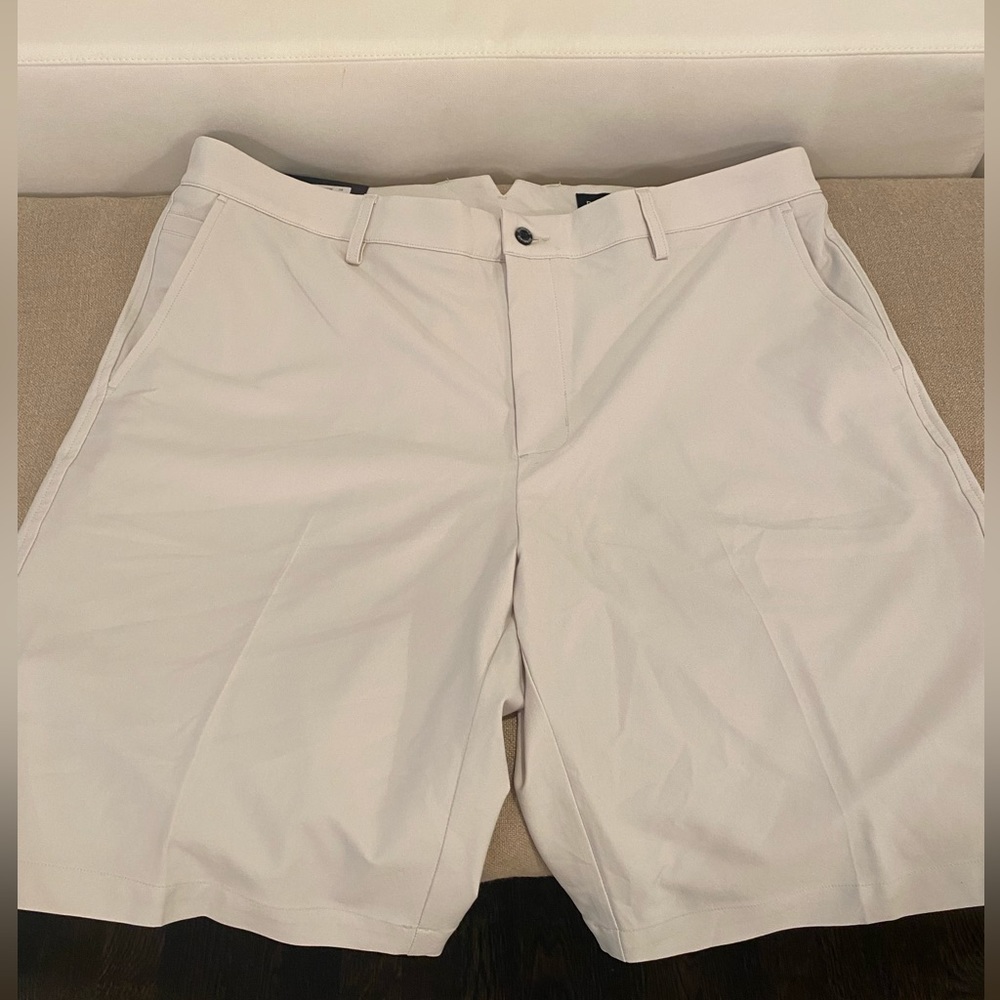 NWT Dunning men’s shorts. Size 38, in stone color. Performance stretch material